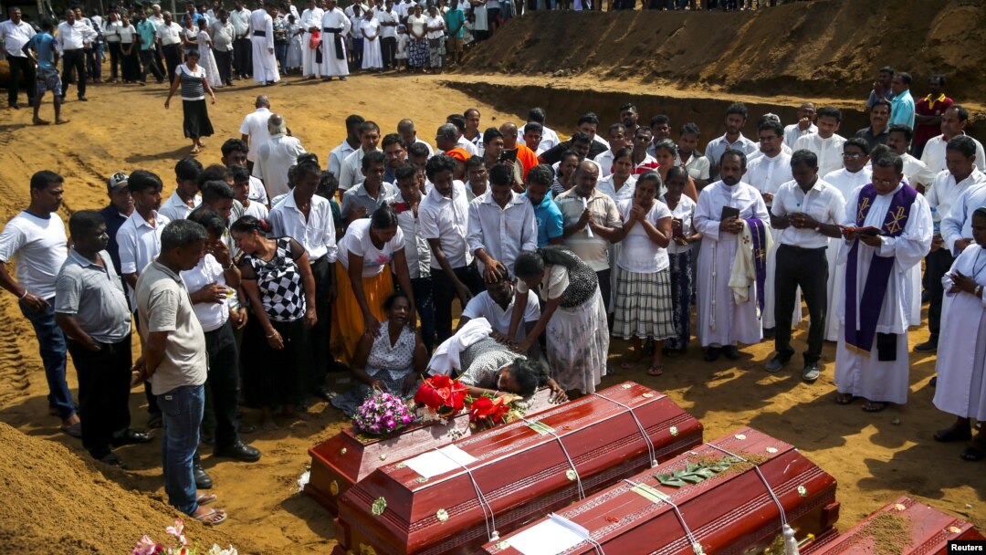 Upacara pemakaman para korban serangan bom di sebuah tempat pemakaman dekat gereja St. Sebastian di Negombo, Sri Lanka, Selasa (23/4). 