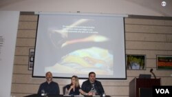 Los caricaturistas venezolanos Roberto Weil (izq.) y Eduardo Sanabria (der.) junto a la curadora de arte Adiana Meneses ofrecieron un conversatorio en el Museo de Coral Gables, Miami, el martes 18 de feberero de 2019. Foto: Luis F. Rojas/VOA.