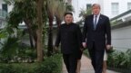 Chủ tịch Kim Jong Un và ông Trump đi dạo chớp nhoáng hôm 28/2. 