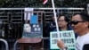 香港抗议者在圣诞节在中联办前摆放一张空椅子和刘晓波遗孀刘霞的照片，呼吁中国当局解除对刘霞的软禁。（2017年12月25日）