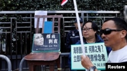 香港抗議者在聖誕節在中聯辦前擺放一張空椅子和劉曉波遺孀劉霞的照片，呼籲中國當局解除對劉霞的軟禁。（2017年12月25日） 