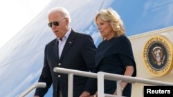 El presidente de EE. UU., Joe Biden, y la primera dama, Jill Biden, llegan al Aeropuerto Internacional de Miami, en la Florida, el 1 de julio de 2021.