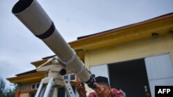 Seorang petugas obervatorium di Lhoknga, Aceh, sedang mengamati hilal yang menandakan berakhir bulan suci Ramadan dan mulainya Idul Fitri, Senin, 3 Juni 2019. (Foto: AFP)