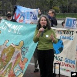 集会发言人吉莲.考德威尔