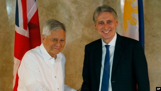 时任英国外交大臣和菲律宾外长在马尼拉会谈（美联社）