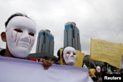 Journalists wear masks while taking part in the Labor Day parade at the National Museum (Monas), Jakarta, May 1 2019. (Photo: Reuters)
