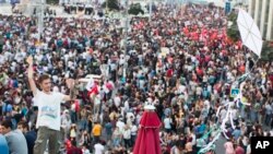 Seorang pria menerbangkan layang-layang di atas atap di lapangan Taksim, Istanbul, Turki, saat berlangsungnya aksi protes menuntut keadilan bagi seorang demonstran yang tewas akibat tembakan polisi bulan ini (29/6).