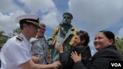 Đại tá Huấn trong lễ khánh thành tượng Lone Sailor, Guam, 30-4-2019 (The Guam Daily Post).