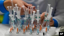 Una enfermera prepara vacunas en el Wizink Center, actualmente utilizado para las vacunas COVID-19 en Madrid, el 1 de diciembre de 2021. 