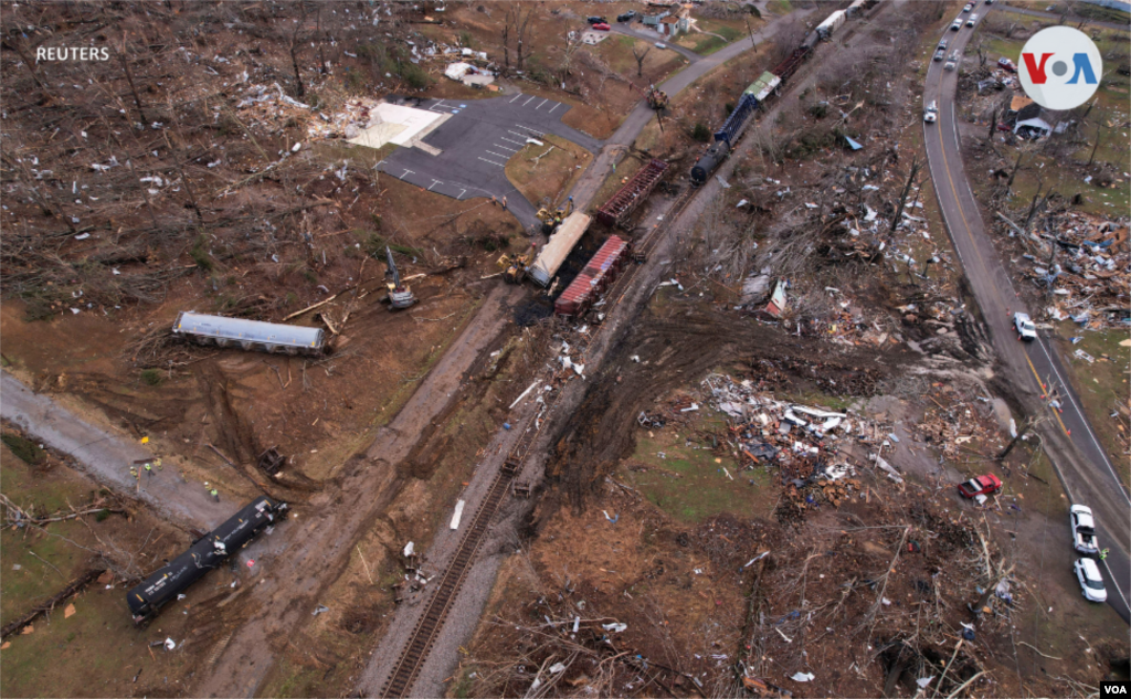 Según las autoridades, al menos cuatro tornados afectaron diferentes áreas de Kentucky, como Earlington, donde también se descarriló un tren.