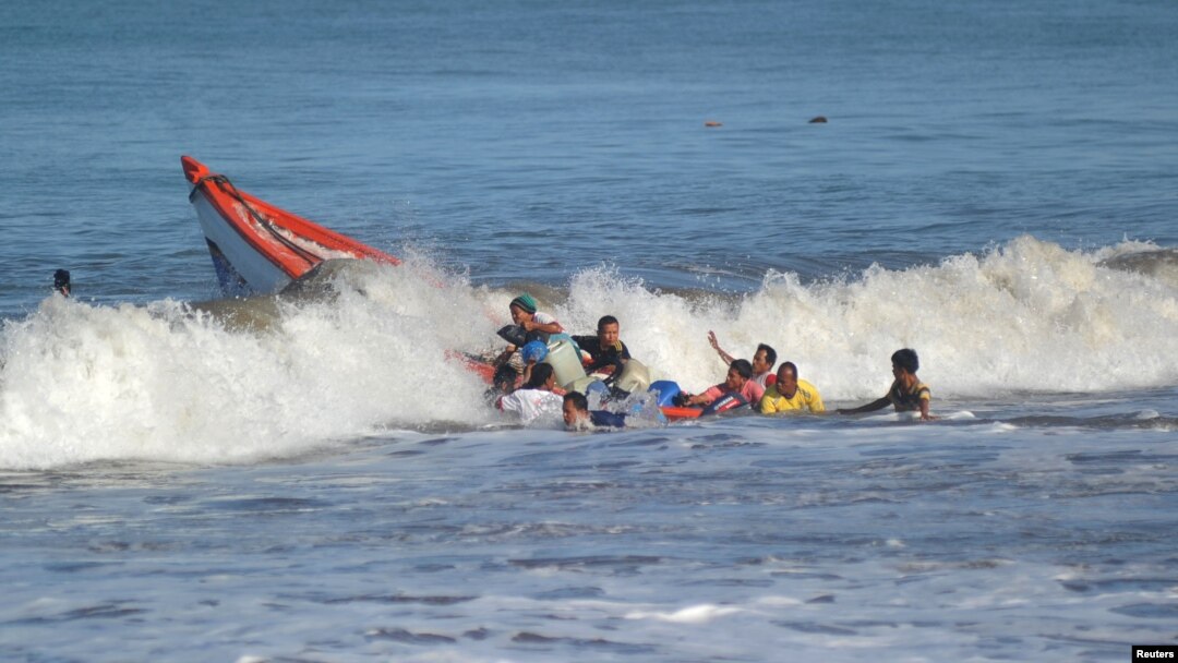 Ombak besar menghantam sebuah perahu nelayan di lepas pantai Pasie Nan Tigo, Padang, Sumatra Barat (foto ilustrasi - Antara/Reuters).