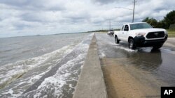 Las aguas del golfo de México bañan una vía local en Waveland, Mississippi, el lunes 14 de septiembre, antes de la llegada al área del huracán Sally, una de cinco tormentas que amenazan la costa del Golfo. 