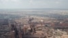 无人机航拍的马里乌波尔伊利希钢铁厂鸟瞰图。(2022年4月15日)