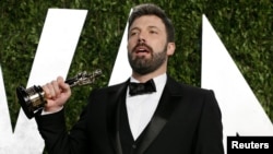 Ben Affleck celebra su Óscar a la Mejor Película, por "Argo", que dirigió y produjo.