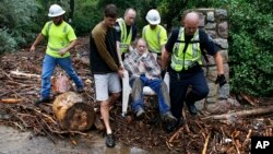 Los socorristas tienen que sortear infinidad de obstáculos para llegar hasta la gente aislada.