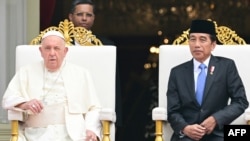 Presiden Indonesia Joko Widodo (kanan) menyambut keadtangan Paus Fransiskus (kiri) di Istana Kepresidenan Jakarta, 4 September 2024. (Tiziana FABI / AFP)