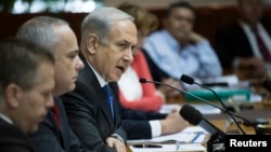 Israel's Prime Minister Benjamin Netanyahu (C) attends the weekly cabinet meeting in Jerusalem, June 16, 2013. 