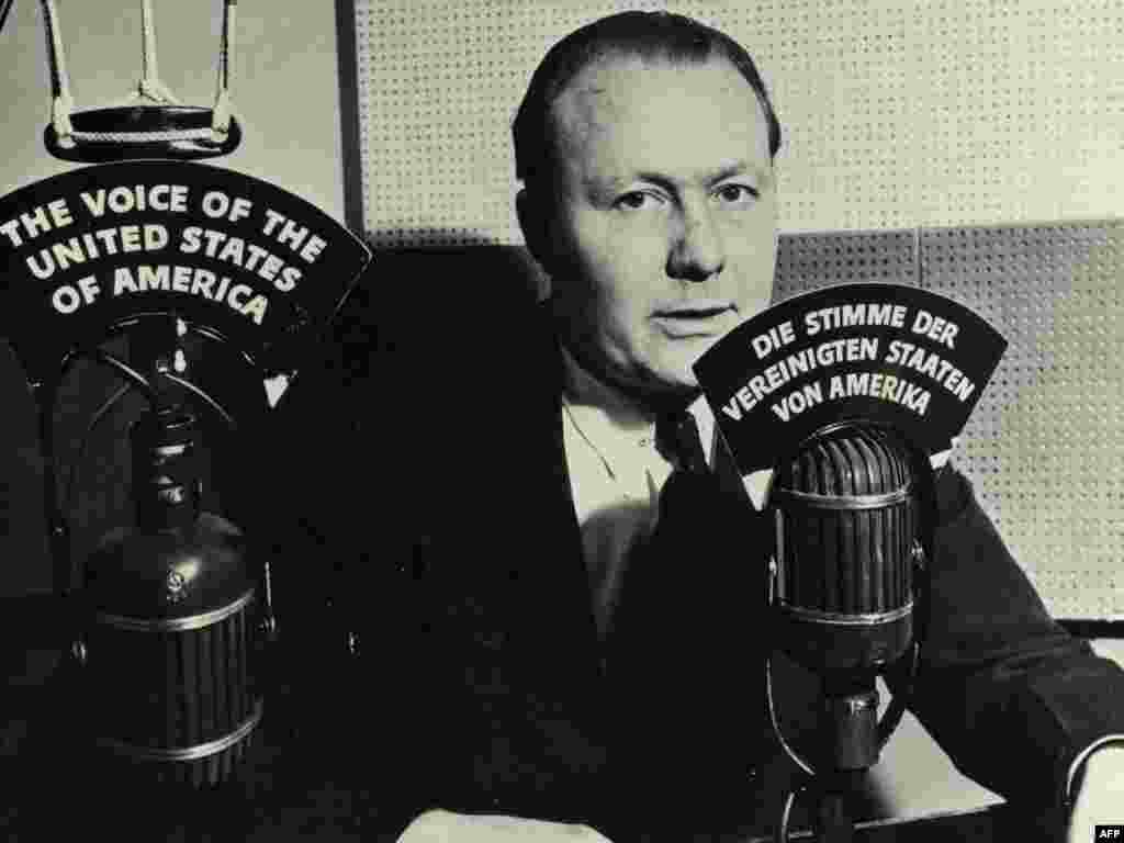 Phát thanh viên Robert Bauer vào năm 1942. VOA phát thanh đầu tiên bằng tiếng Đức.