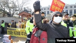 박근혜 대통령 탄핵심판 최종 변론이 진행된 27일 서울 종로구 헌법재판소 앞에서 탄핵 찬성(왼쪽)과 반대집회가 동시에 열리고 있다.