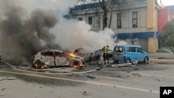 지난달 30일 러시아 벨고로드 지역에서 포격 직후 화재를 소방관이 진압하고 있다. (자료사진)