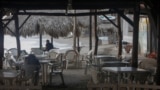 Algunos turistas visitan un restaurante junto a la playa en la ciudad costera de Las Peñitas, Nicaragua, el martes 11 de septiembre de 2018.