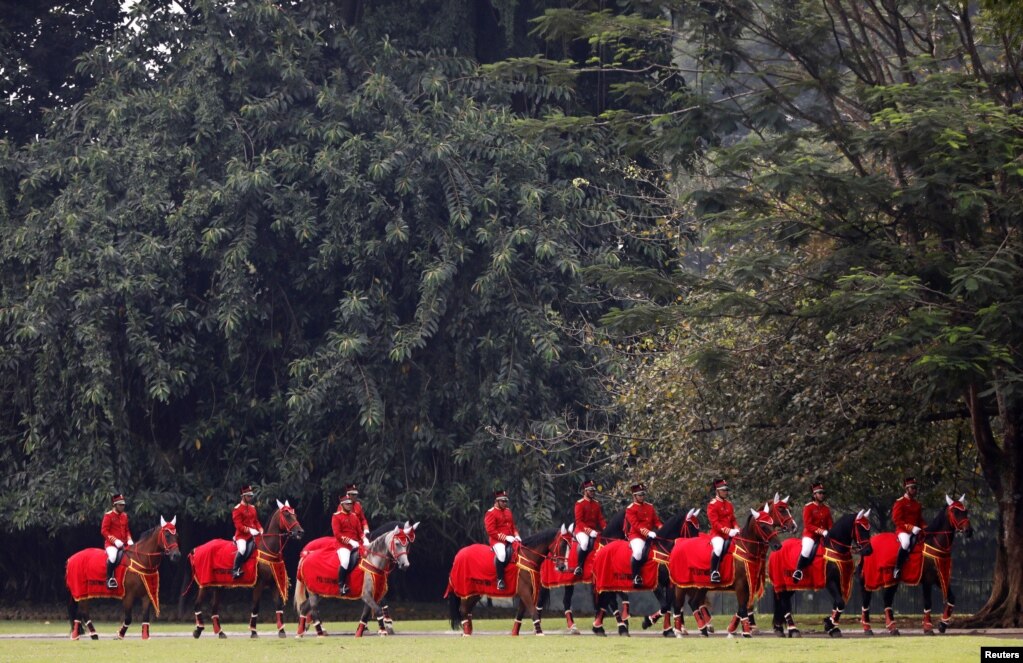 ក្រុម​សន្តិសុខ​កិត្តិយស​ជិះ​សេះ នៅក្នុង​ពិធី​ស្វាគមន៍​សម្រាប់​ស្ដេច​ស៊ុលតង់&nbsp;Hassanal Bolkiah របស់​ប្រទេស​ព្រុយណេ នៅ​វាំង​ក្នុង​ទីក្រុង&nbsp;Bogor ស្ថិត​នៅ​ខាង​លិច​រដ្ឋធានី​ហ្សាការតា ប្រទេស​ឥណ្ឌូនេស៊ី។