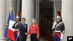 ປະທານາທິບໍດີຝຣັ່ງ ທ່ານ Nicolas Sarkozy (ຊ້າຍ) ຈັບມືກັບລັດຖະມົນຕີການຕ່າງປະເທດສະຫະລັດ ທ່ານນາງ Hillary Rodham Clinton ກ່ອນເຂົ້າຮ່ວມກອງປະຊຸມກ່ຽວກັບລີເບຍ ທີ່ທຳນຽບ Elysee (1 ກັນຍາ 2011)