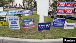 Banner kampanye para kandidat di kota Largo, Florida (foto: ilustrasi).