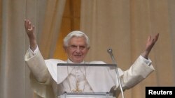 Benedicto XVI hizo alusión a las divisiones en la Iglesia en el Ángelus de este domingo. 