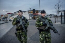 Tentara dari resimen Gotland berpatroli di pelabuhan Visby, di pulau Gotland, Swedia, di tengah meningkatnya ketegangan antara NATO dan Rusia atas Ukraina, 13 Januari 2022. Gambar diambil 13 Januari 2022. (Kantor Berita TT/Karl Melander via REUTERS.)