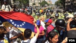 Opositores del líder socialista Nicolás Maduro planean protestas pro-democracia en todo el país y el exterior el miércoles 19 de abril.