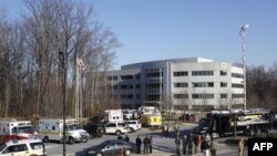 Cảnh sát và lính cứu hỏa bên ngoài Sở Giao thông Vận tải Maryland sau khi một gói hàng bốc cháy tại tòa nhà này, 6/1/2011