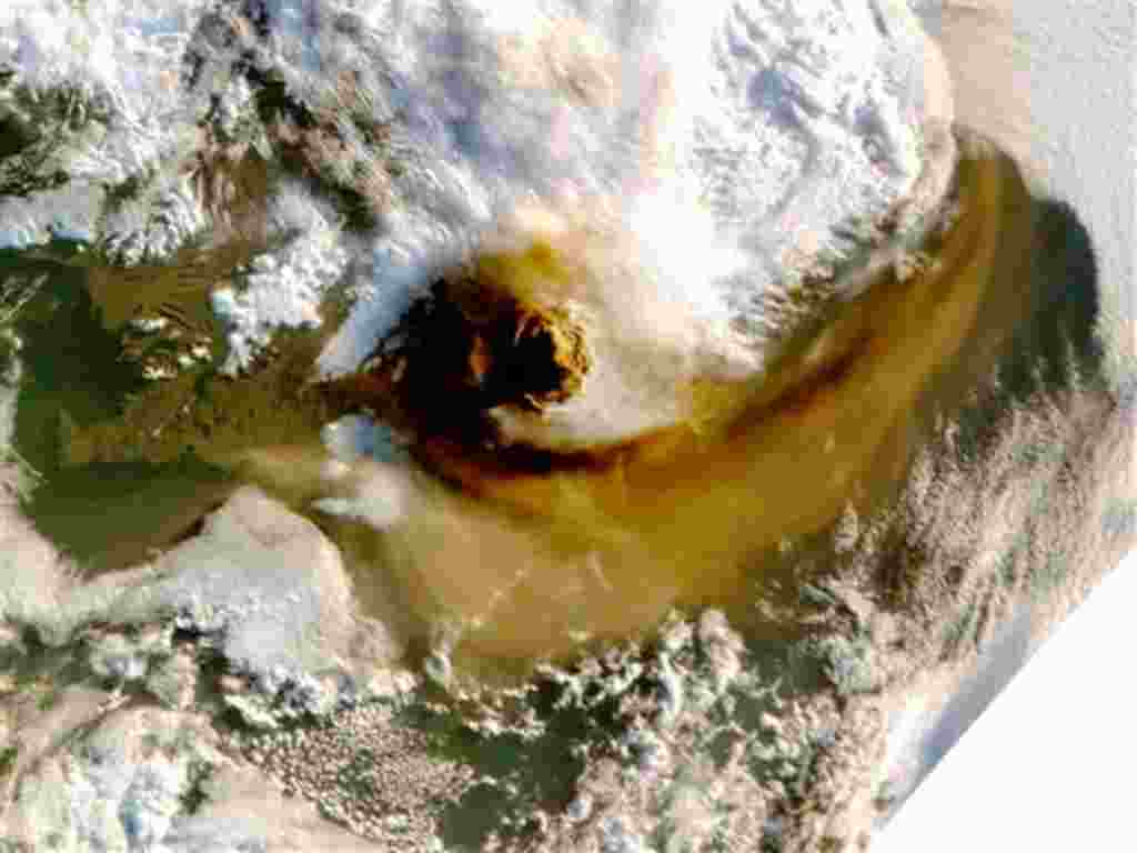 21 de mayo: penachos de humo del volcán Grímsvötn en Islandia, que entró en erupción por primera vez desde 2004.