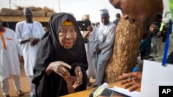 Mwanamke mkongwe Mnigeria akishiriki katika uchaguzi huko Daura, Nigeria, Machi 28, 2015. Picha na AP Photo/Ben Curtis.