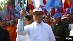 Nhà lãnh đạo đối lập Sam Rainsy dẫn đầu nhóm biểu tình khoảng 20.000 tại Phnompenh