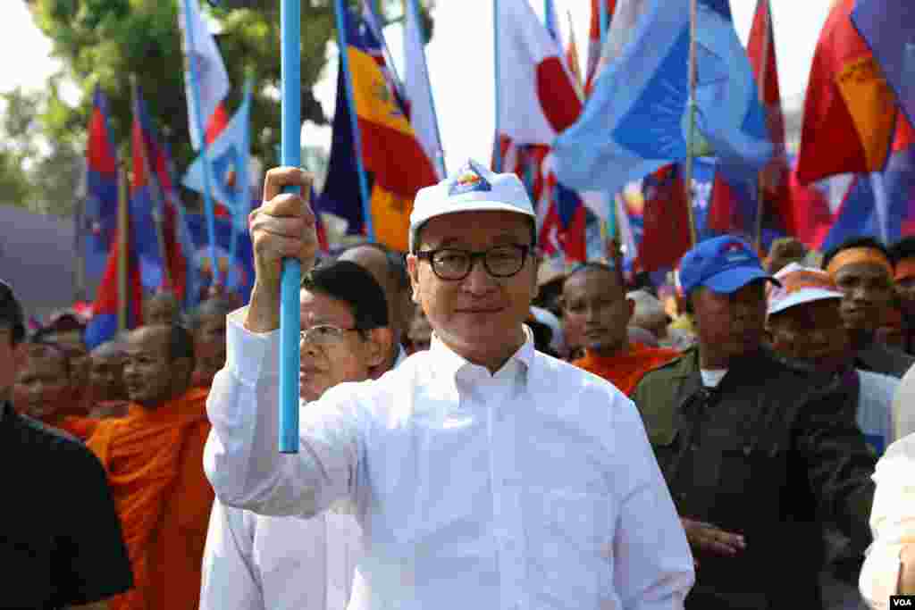 Lãnh tụ đối lập Sam Rainsy dẫn đầu đoàn biểu tình tiến tới các đại sứ quán Tây phương ở Phnom Penh để kêu gọi mở cuộc điều tra độc lập về gian lận bầu cử ở Campuchia, ngày 24/10/2013. (Heng Reaksmey / VOA Khmer)