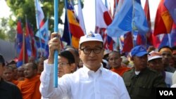 Opposition leader Sam Rainsy leads supporters to submit petitions to Western embassies urging them not to recognize the government and calling for an independent investigation into alleged election irregularities, Phnom Penh, Oct 24, 2013. (Heng Reaksmey 