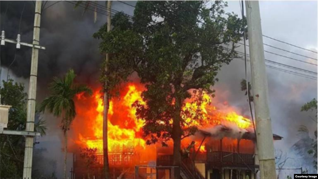 ေမာင္ေတာၿမိဳ႕အတြင္းအၾကမ္းဖက္မႈေၾကာင့္ မီးေလာင္မႈျဖစ္ပြားေနစဥ္ (Myanmar State Counsellor Office)