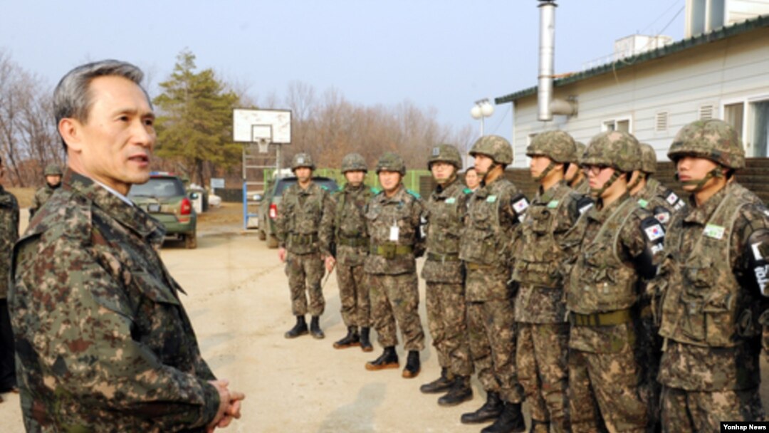 지난달 31일 서부전선 최전방을 방문해 북한 도발에 대비해 즉각적이고 강력한 응징 태세를 갖추라고 지시하는 김관진 한국 국방장관. (자료사진)