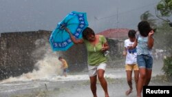 Des habitants fuyant sous les vents du supertyphon Haiyan, vendredi 8 novembre, 2013.