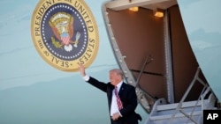 美国总统川普星期一乘空军一号抵达迈阿密国际机场