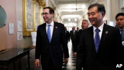 Menkeu AS Steve Mnuchin (kiri) bersama PM China Wang Yang usai perundingan perdagangan AS-China di Washington DC (foto: ilustrasi). 