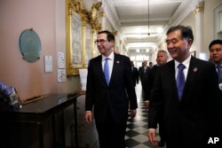 2017年7月19日，美国财政部长努钦和中国副总理汪洋抵达美国财政部“美中全面经济对话”的会场。