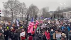 示威者高舉“光時”標語和美國國旗抗議中國計劃興建新大使館