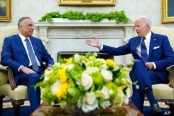 El presidente Joe Biden, a la derecha, habla mientras el primer ministro iraquí Mustafa al-Kadhimi escucha durante su reunión en la Oficina Oval de la Casa Blanca en Washington, el 26 de julio de 2021.