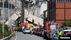 Vatrogasci i spasioci na urušenom mostu Morandi, Genoa, 15. august 2018.