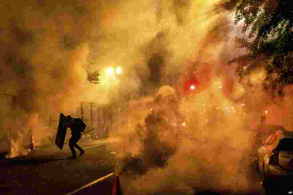 Portlandda Black Lives Matter (Qaradərililərin Həyatı Mühümdür) etirazlarında federal zabitlər nümayişçiləri dağıtmaq üçün kimyəvi qıcıqlandırıcılardan istifadə edirlər.&nbsp;