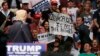 توجه دونالد ترامپ در گردهمایی انتخاباتی خود در اوکلاهما به پلاکاردی که بر روی آن نوشته "اسلام هراسی پاسخ (مشکلات) نیست."