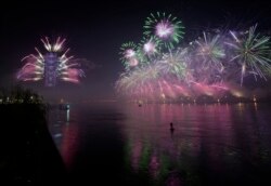 Laserska rasveta i vatrometi iz Tornja Beograd, koji je još uvek u izgradnji, tokom proslave Nove godine, u Beogradu, Srbija, 1. januara 2022. (Foto: AP, Darko Vojinović)