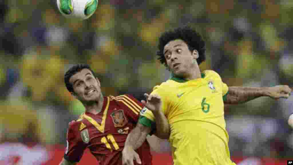 O espanhol Pedro Rodriguez (esq) e o brasileiro Marcelo lutam pela posse da bola na final da Taça das Confederações no Maracanã, Rio de Janeiro